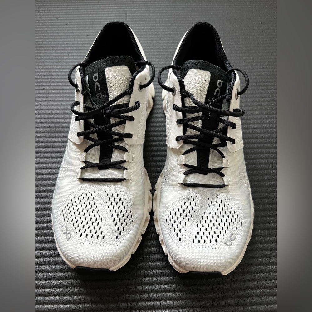 On Cloud X3 size 8.5